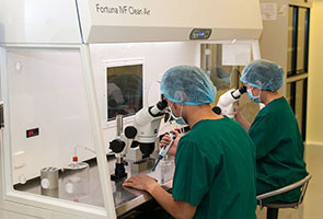 Cac_chuyen_vien_phoi_hoc_IVFMD_thao_tac_ky_thuat