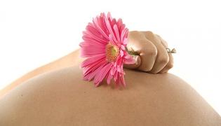 Massage-for-pregnant-women-with-olive-cream